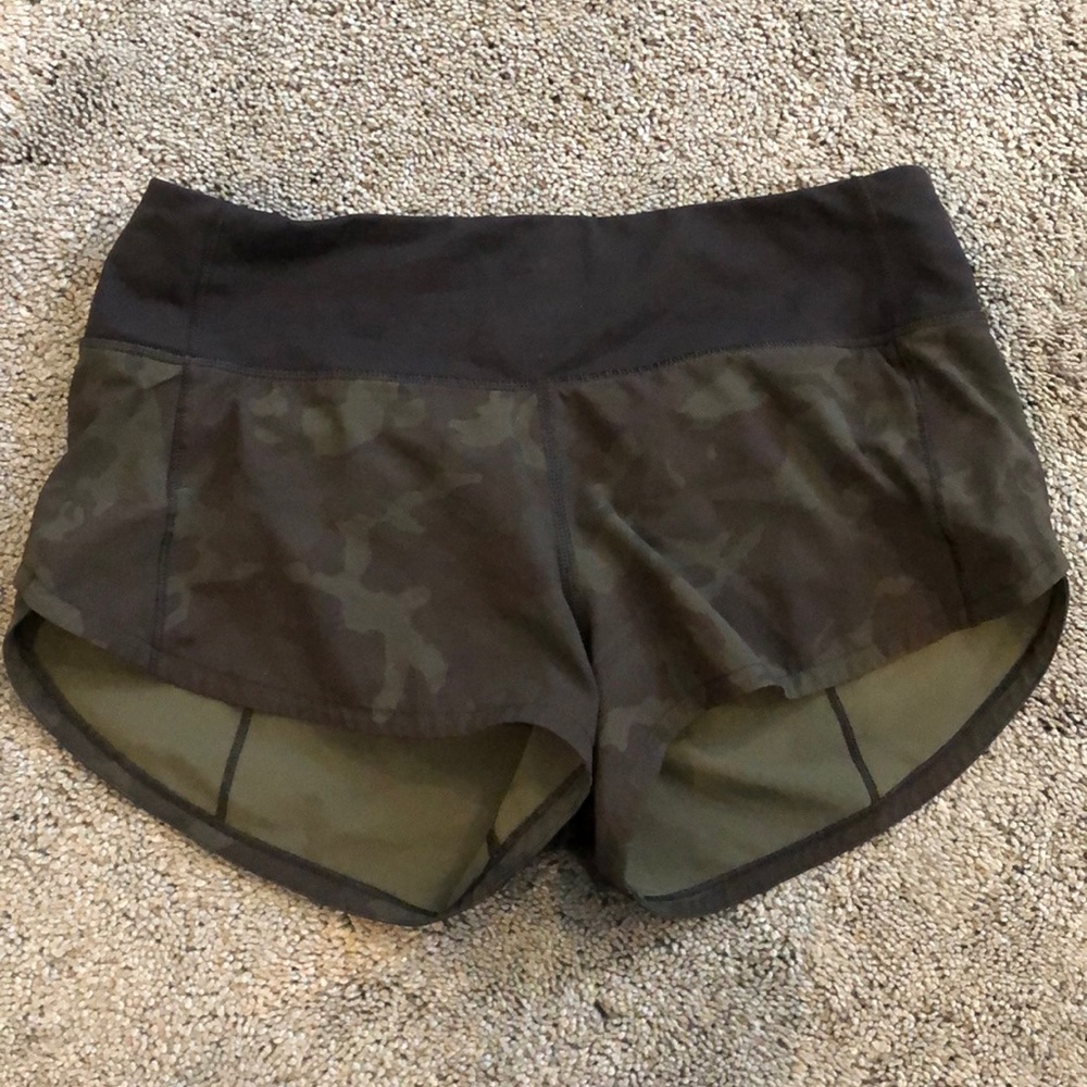 Camo speed up 2.5 Lululemon shorts